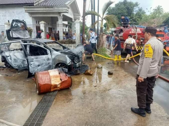 HANGUS: Mobil yang lagi antre BBM terbakar di SPBU Mantuil, Kecamatan Muara Harus, Kabupaten Tabalong, Selasa (12/12). (Foto: Polres Tabalong)