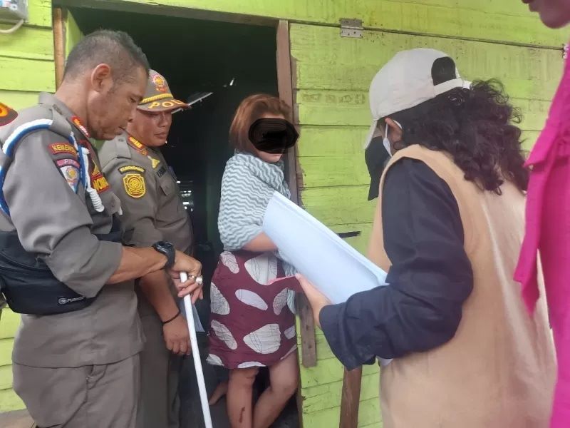 BANDEL: Penertiban warjab dan bangunan liar lainnya di kawasan persimpangan LIK Liang Anggang, Jalan Trikora Banjarbaru. (Foto: Zakiri/Radar Banjarmasin)