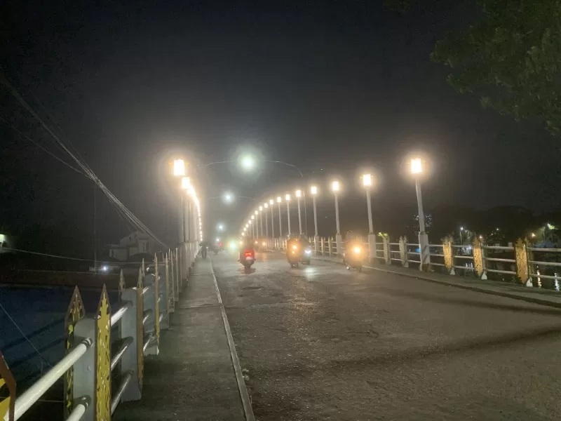 HAMPIR RAMPUNG: Potret Jembatan 9 November pada malam hari.