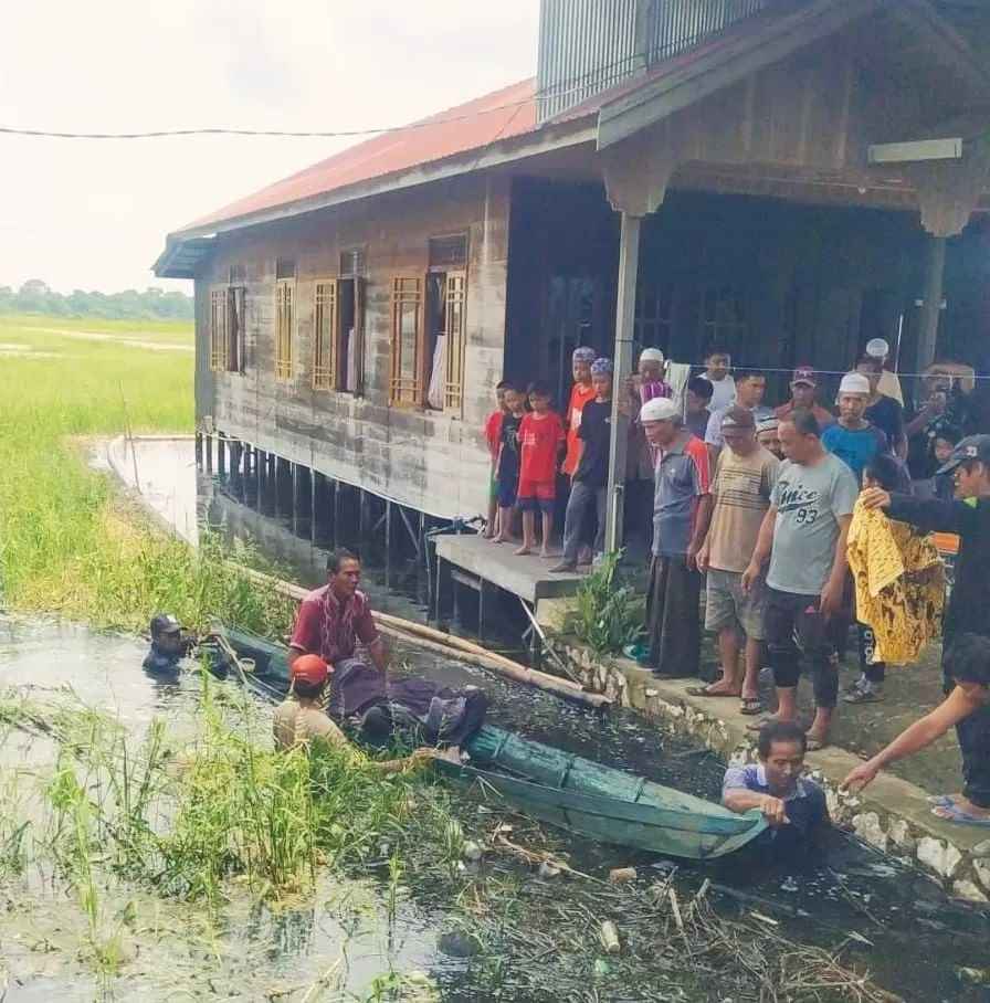 DIEVAKUASI: Anggota Polsek Amuntai Utara Polres HSU di lokasi penemuan mayat di Kecamatan Amuntai Utara, Senin (18/12). (Foto: M.Akbar/Radar Banjarmasin)