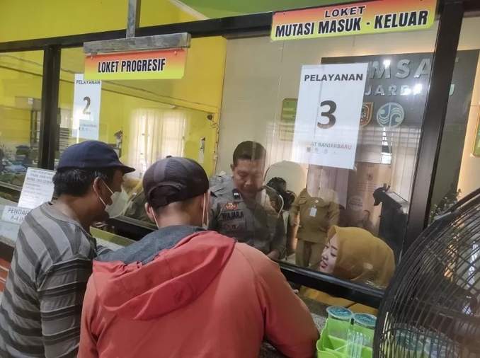 PAJAK: Masyarakat saat mengurus pajak kendaraan di Samsat Banjarbaru, baru-baru tadi. Realisasi pendapatan Pemprov Kalsel kini sudah mencapai 98 persen. Tertinggi di Indonesia. (FOTO: SUTRISNO)