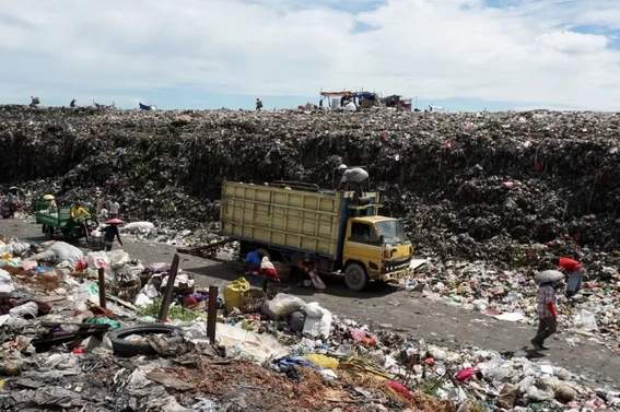 GUNUNGAN SAMPAH: Tempat Pembuangan Akhir (TPA) Basirih di Jalan Gubernur Soebardjo, Banjarmasin Selatan. | FOTO: WAHYU RAMADHAN/RADAR BANJARMASIN