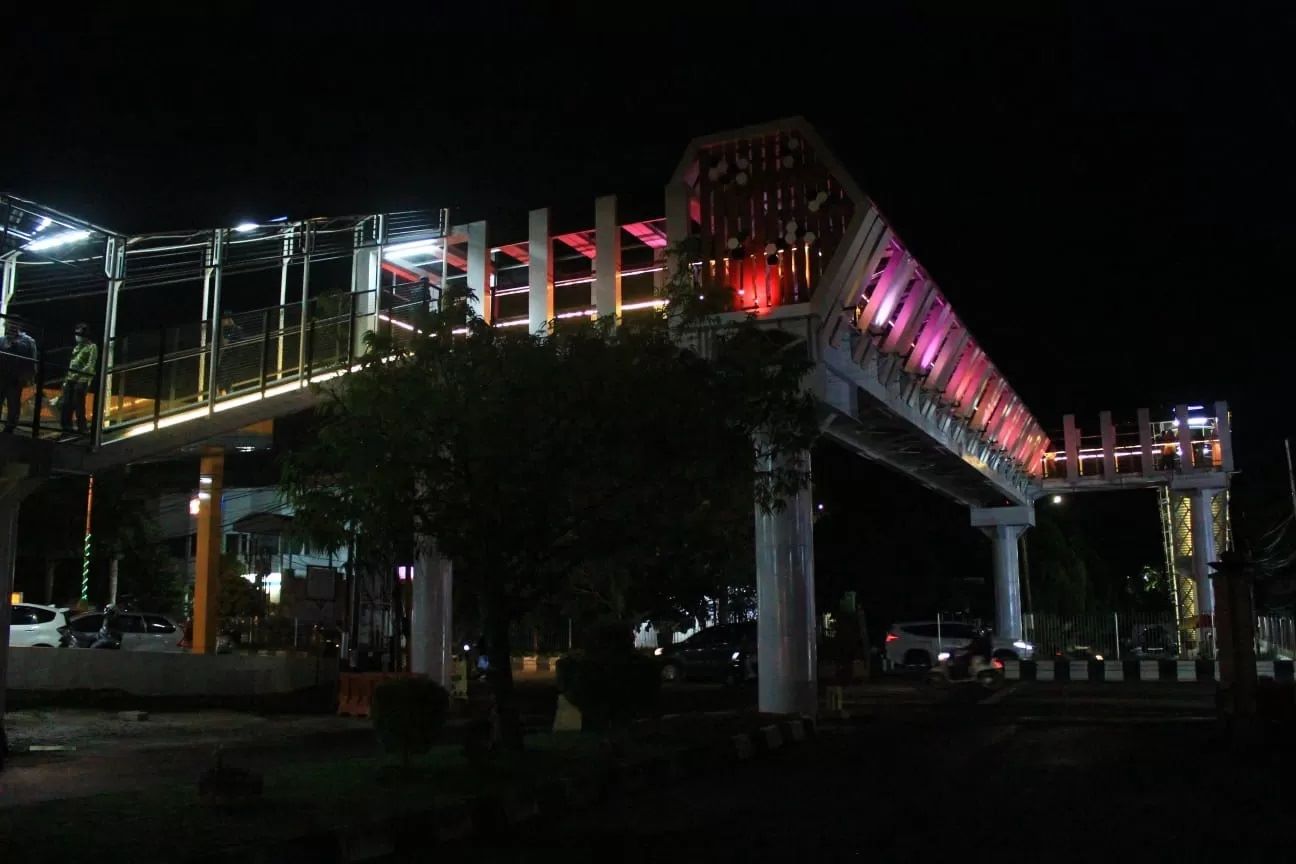 KOKOH: Potret JPO di Kota Banjarbaru. Wali Kota Banjarmasin, Ibnu Sina juga berencana membangun JPO di Kota Banjarmasin.(foto: Fadlan Zakiri/Radar Banjarmasin)