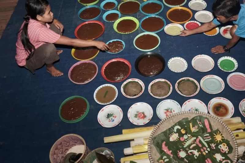 TAHULAH PIAN: Warga Desa Kiyu, Kecamatan Batang Alai Timur, Hulu Sungai Tengah, Kalsel menata sesaji dalam tradisi adat Aruh Basambu. (Foto: Wahyu Ramadhan/Radar Banjarmasin)