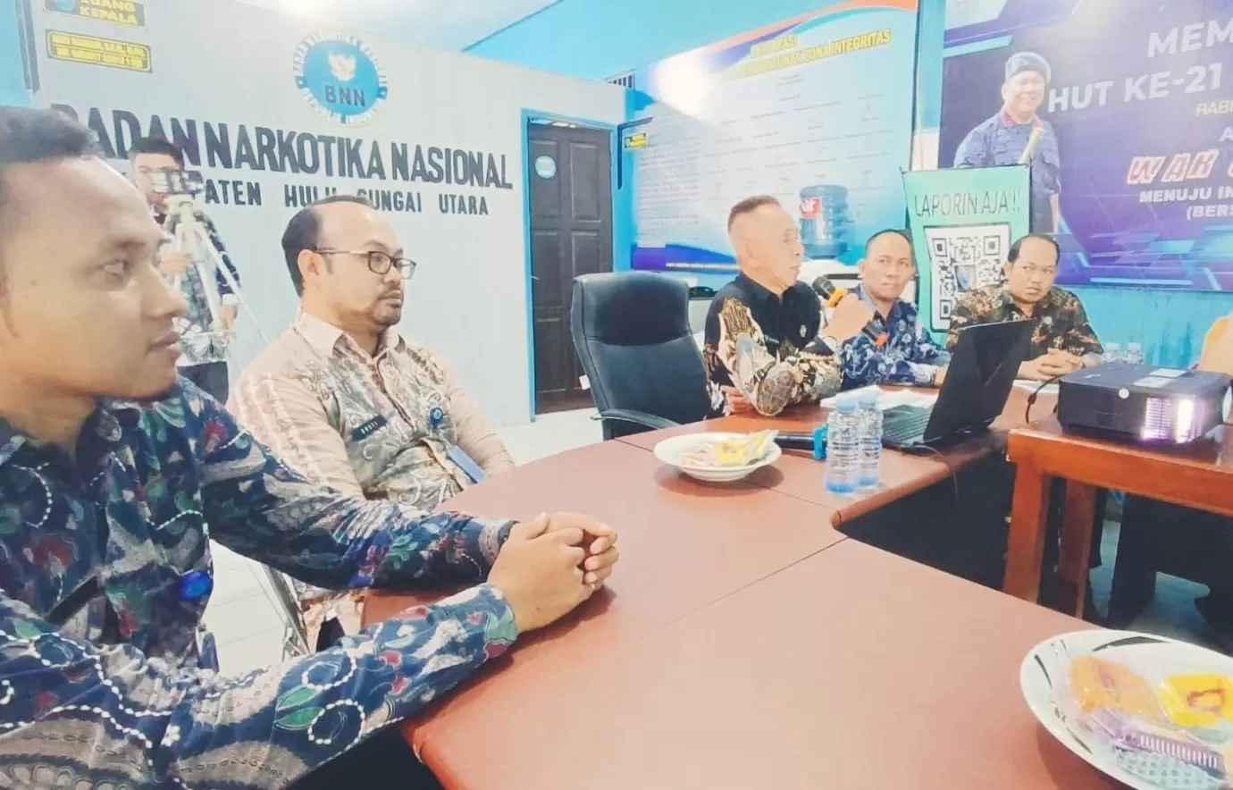 PAPARKAN KASUS: Kepala BNNK HSU, Agus Rahmadi saat menyampaikan hasil kinerja selama 2023 di Kabupaten HSU.(Foto: M.Akbar/Radar Banjarmasin)