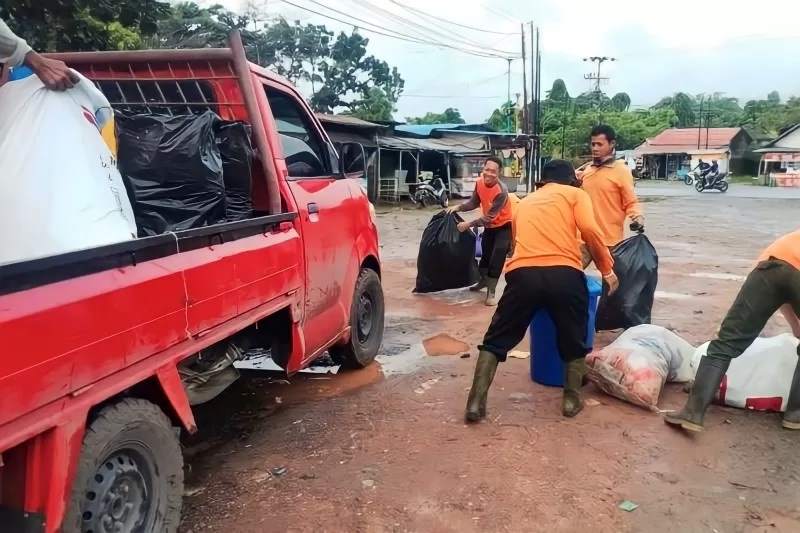 KEBERSIHAN: Petugas kebersihan bidang persampahan DLH Kota Banjarbaru memungut sampah liar yang berserakan di beberapa titik wilayah Banjarbaru, setelah ditinggalkan begitu saja oleh jemaah