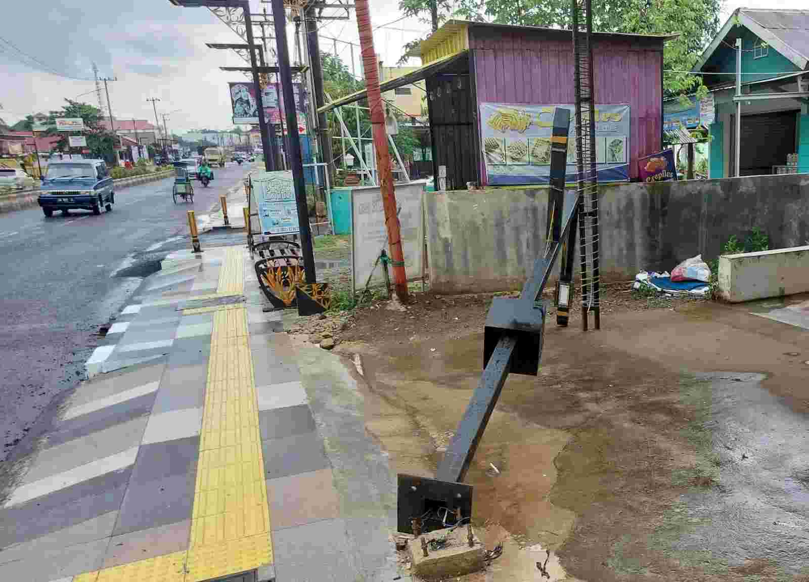 TUMBANG: Sebuah PJU di Jalan A Yani, Kelurahan Angsau diduga roboh, Jumat (22/12).(Foto: Norsalim Yahya/Radar Banjarmasin)