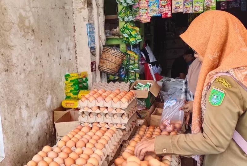 MENGECEK: DKUMP2 mengecek ketersediaan bahan pokok (bapok) di salah satu pasar di Tanah Bumbu, baru-baru tadi. (FOTO: DKUMP2 TANAH BUMBU/RADAR BANJARMASIN)