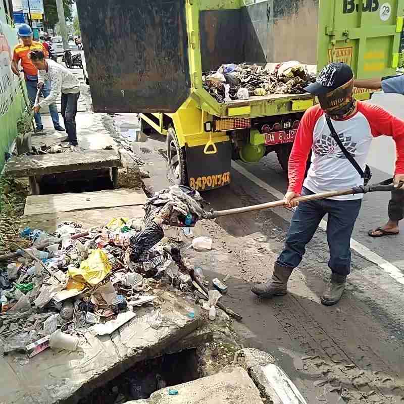 SIAP DITERJUNKAN: Para Pasukan Kuning di Kota Banjarbaru siap terjun membantu penanganan sampah saat pelaksanaan Haul ke-19 Abah Guru Sekumpul. (FOTO: DLH BANJARBARU UNTUK RADAR BANJARMASIN)