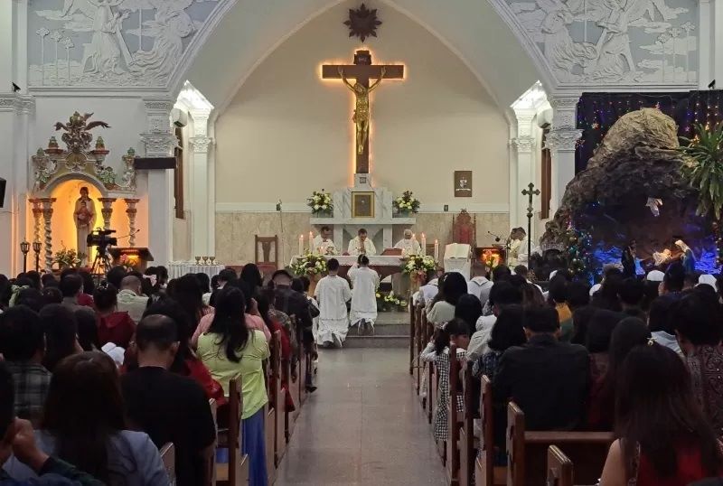 KHIDMAT: Umat Kristiani di Banjarmasin merayakan Misa malam Natal di Gereja Batu, Minggu (24/12) malam. (FOTO: WAHYU RAMADHAN/RADAR BANJARMASIN)