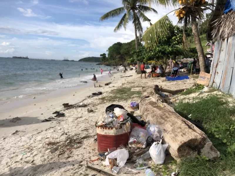 PERLU PEMBENAHAN: Keindahan Pantai Teluk Tamiang Kotabaru dulu sangat memanjakan untuk spot fotografi. Kini kondisinya jauh berkurang karena terganggu ini. (FOTO: JUMAIN/RADAR BANJARMASIN)