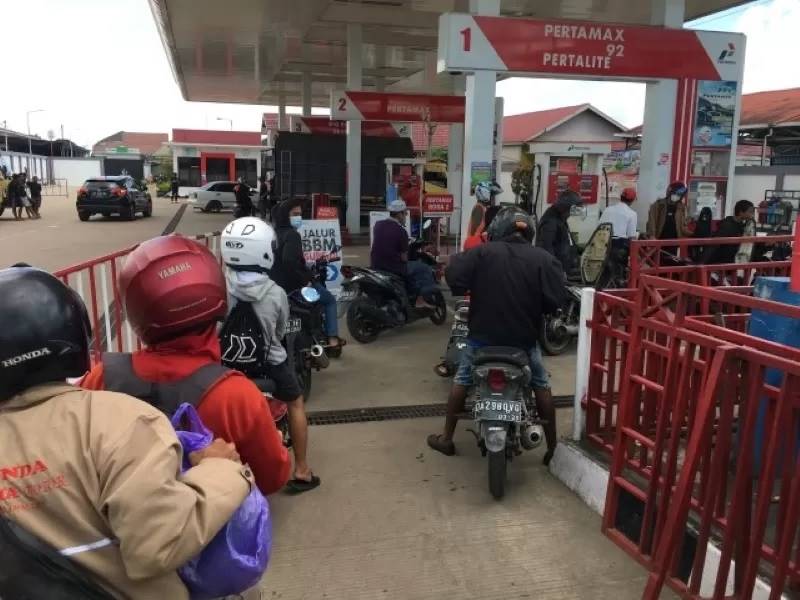 TETAP BUKA: Antrean Pertalite di SPBU Banua Anyar, Banjarmasin Timur. (FOTO; MUHAMMAD OSCAR FRABY/RADAR BANJARMASIN)
