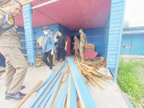 BAKAL DIBONGKAR: Sejumlah warung jablay di Tepi Jalan Trikora, Kelurahan Landasan Ulin Tengah saat didatangi petugas baru-baru tadi. (FOTO: FADLAN ZAKIRI/RADAR BANJARMASIN)
