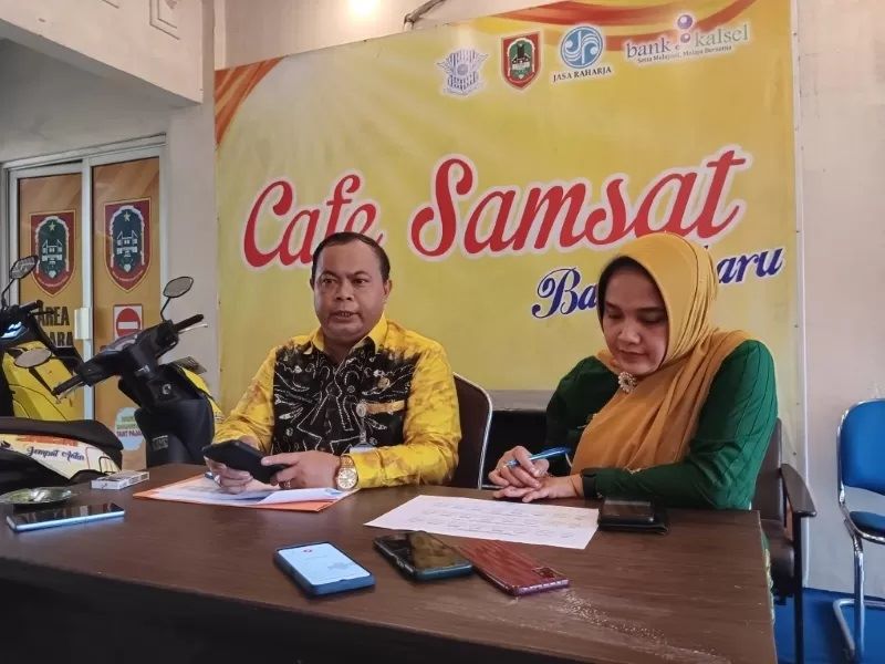 REALISASI: Kepala UPPD Samsat Banjarbaru, Pengayom Bayu Ajie (kiri) saat menyampaikan realisasi pendapatan mereka, Kamis (28/12). (FOTO M FADLAN ZAKIRI/RADAR BANJARMASIN)