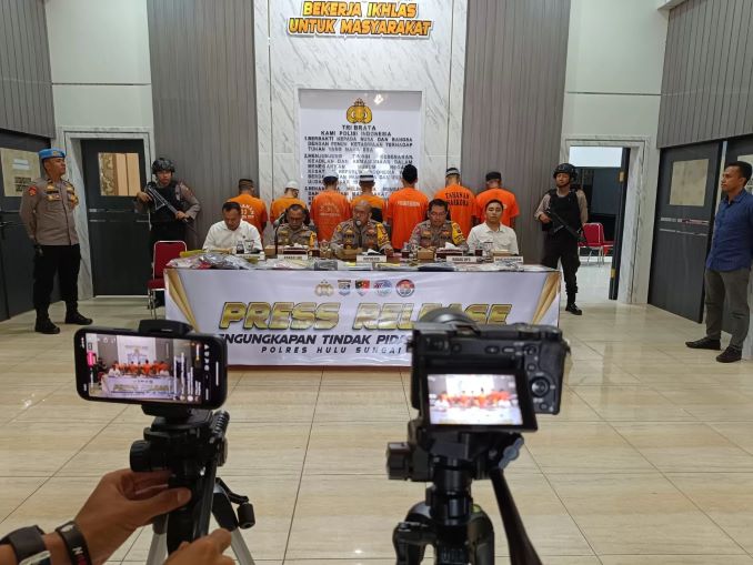 PRESS RELEASE: Kapolres HSS AKBP Leo Martin Pasaribu saat press rilis akhir tahun 2023.(Foto Salahudin/Radar Banjarmasin)