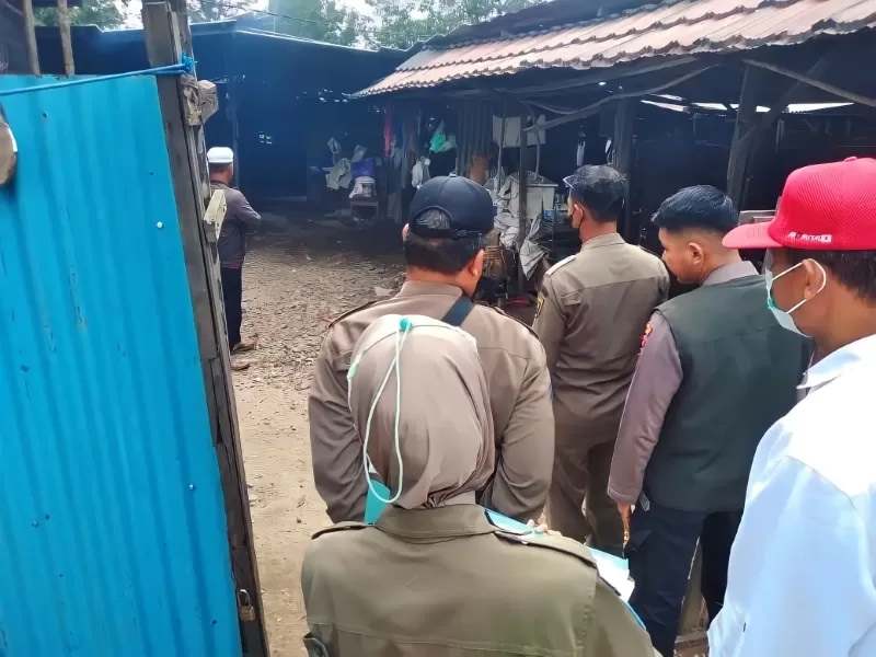 PERINGATAN: Penyampaian SP2 dari Satpol-PP Kota Banjarbaru kepada 9 peternak babi di wilayah Kelurahan Guntung Manggis, pada Rabu (20/12) lalu. (FOTO: SATPOL-PP BANJARBARU UNTUK RADAR BANJARMASIN)