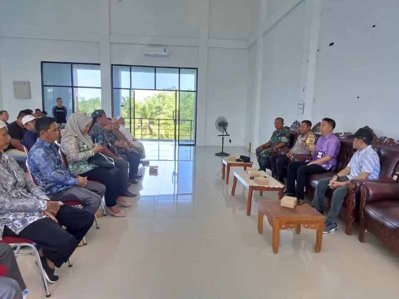 DAMAI: Suasana pertemuan antara Gerakan Masyarakat Gunung Raja dan Kades Gunung Raja Samsiar di Aula Kantor Kecamatan Tambang Ulang, Jumat (29/12). (Foto: Norsalim Yahya/Radar Banjarmasin)