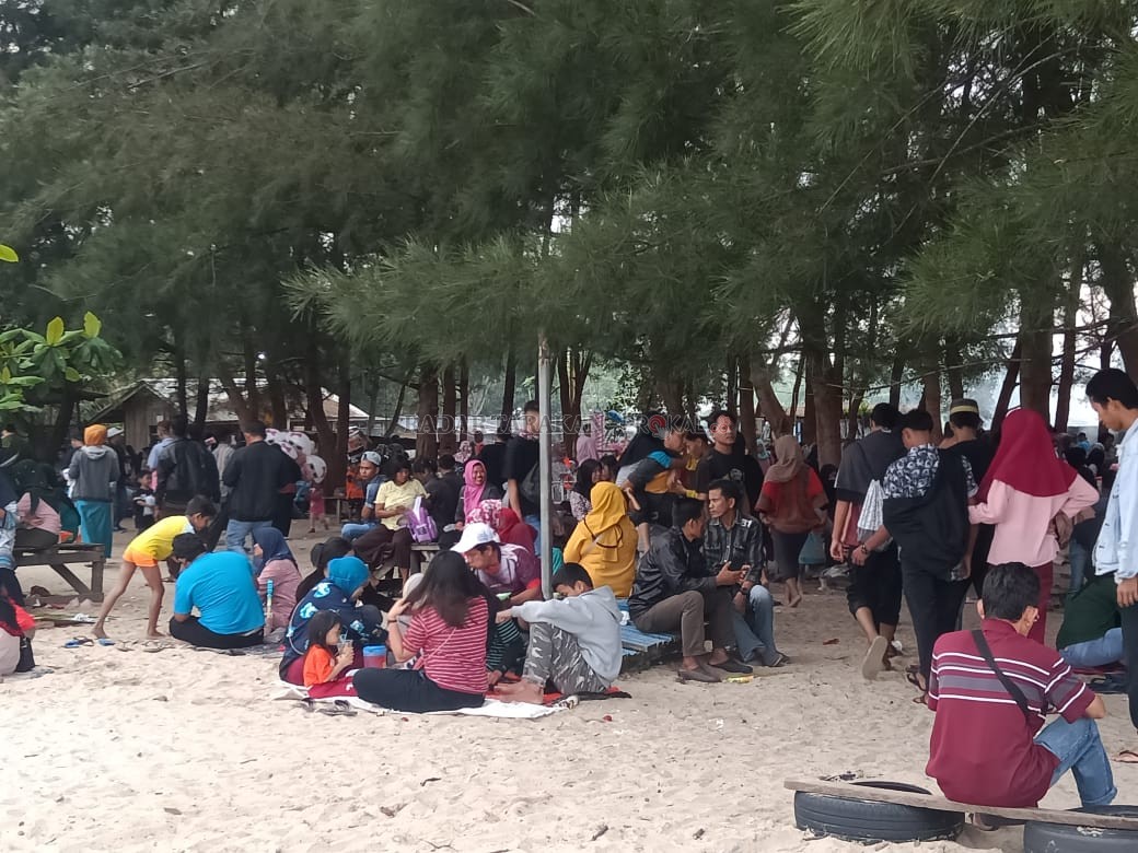 DIPADATI: Masyarakat Tarakan memadati Pantai Binalatung saat libur Tahun Baru. FOTO: RURI JAMIANTO/RADAR TARAKAN