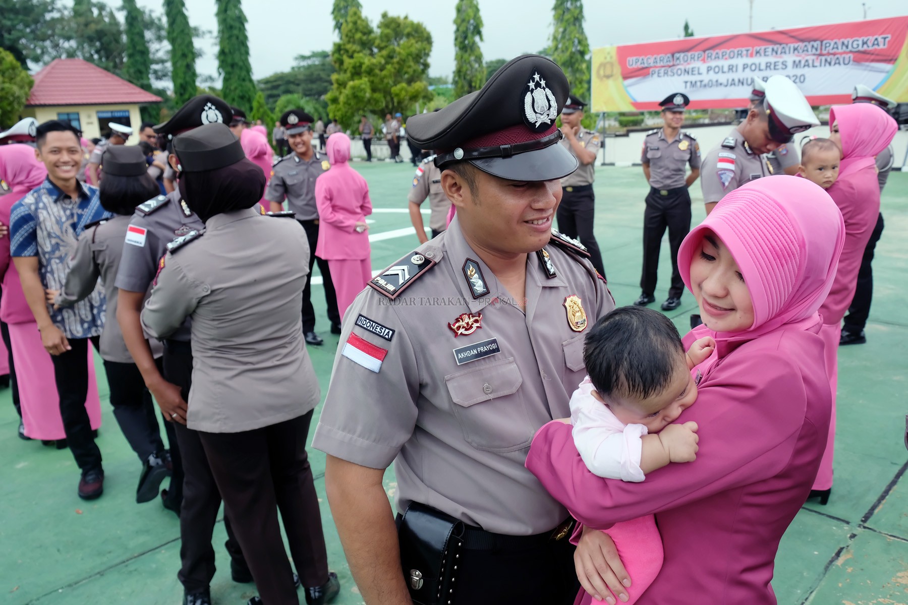 NAIK PANGKAT: Tampak personel Polres Malinau membawa istri dan anak saat upacara korp raport kenaikan pangkat Polres Malinau, Senin (30/12). Tampak juga anggota yang tidak membawa istri atau yang bujangan tak membawa perwakilan keluarga harus push up. FOT