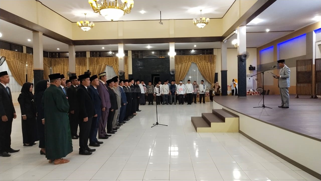 LANTIK: Bupati Dr. H.Undunsyah melantik pejabat pimpinan tinggi pratama serta sekeretaris daerah, Selasa (31/12). FOTO: RIKO/RADAR TARAKAN