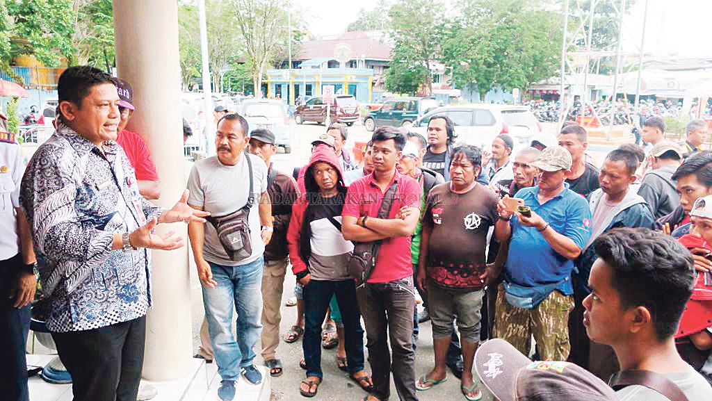 AKSI DAMAI: Kepala Dishub Kaltara Taupan Madjid menemui pengusaha rental mobil di Pelabuhan Tengkayu I, kemarin (2/1).