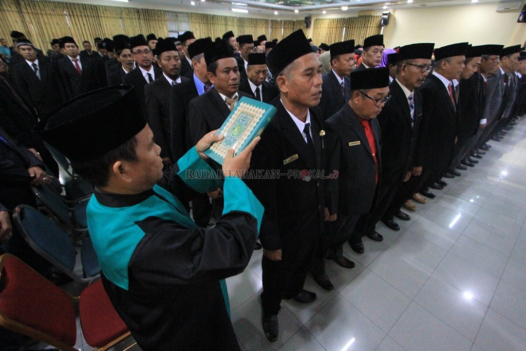 PELANTIKAN: Tampak sejumlah tenaga administrator yang dimutasi dan dilantik tengah mengambil sumpah jabatan, Kamis (2/1).