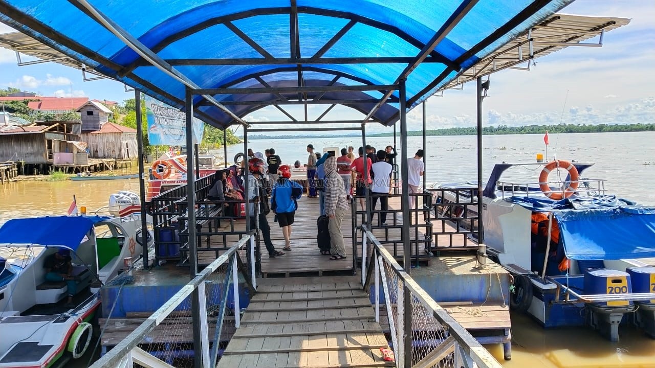 MENINGKAT: Pemilik Speedboat saat akan berangkat dari Pelabuhan Tunon Taka, KTT menuju Tarakan, Kamis (2/1).