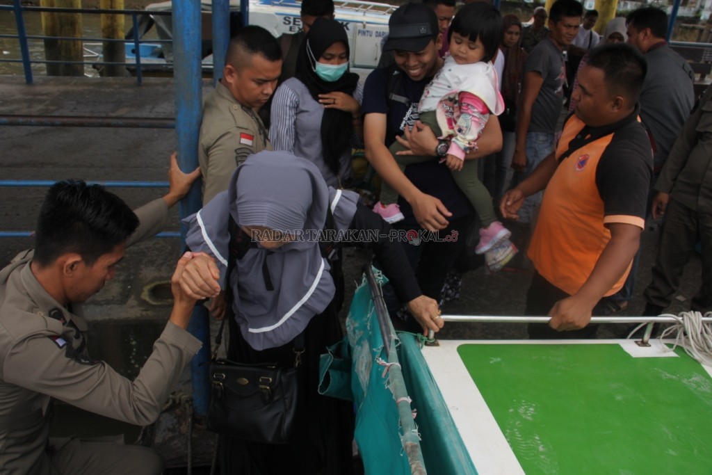 BERALIH TEMPAT: Speedboat non-reguler bertambat di Pelabuhan Kayan II, Tanjung Selor. FOTO: PIJAI PASARIJA/RADAR TARAKAN