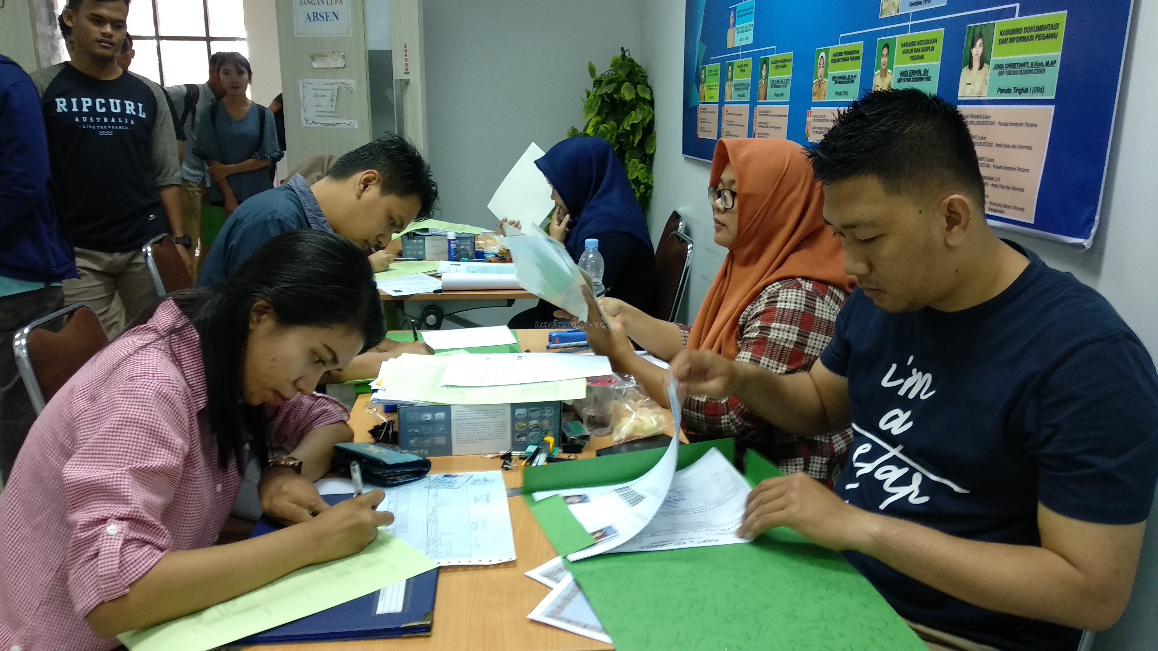 CALON ABDI NEGARA: Pelamar CPNS Pemprov Kaltara tahun 2019 saat menyerahkan berkas untuk dilakukan verifikasi tim panselda. FOTO: BANK DATA