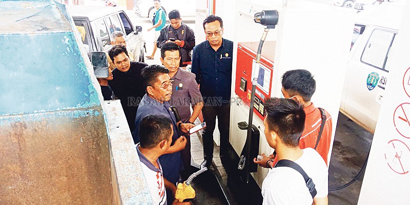 PEMERIKSAAN: Anggota DPRD Bulungan melakukan sidak di SPBU Bulungan terkait pembatasan yang dilakukan pengelola SPBU Bulungan, Selasa (7/1).