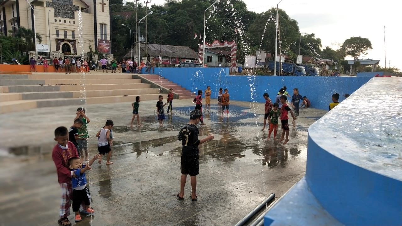 SUASANA: Taman Limbu Sedulun yang kini disulap menjadi wisata  permandian  dan bersantai bagi warga di Kabupaten Tana Tidung (KTT), Selasa (7/1).