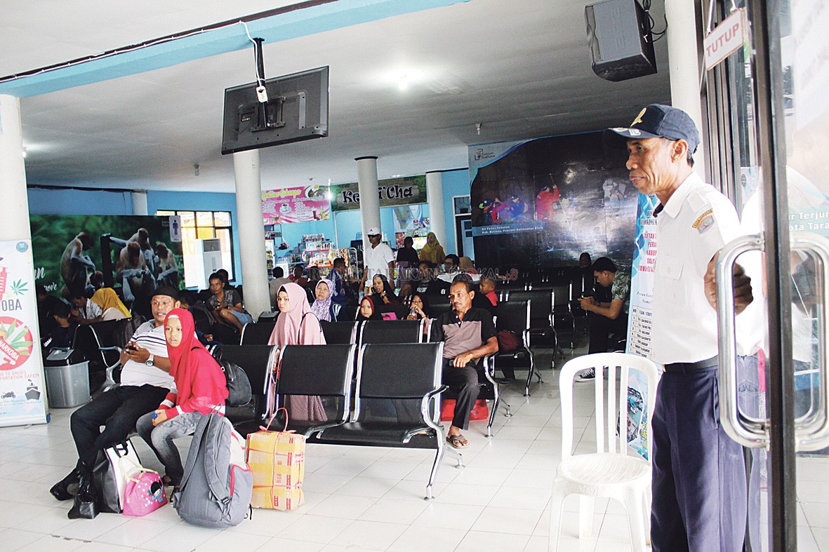 RAMAI: Suasana keberangkatan di Pelabuhan Tengkayu I setelah speedboat reguler kembali beroperasi, kemarin (7/1).