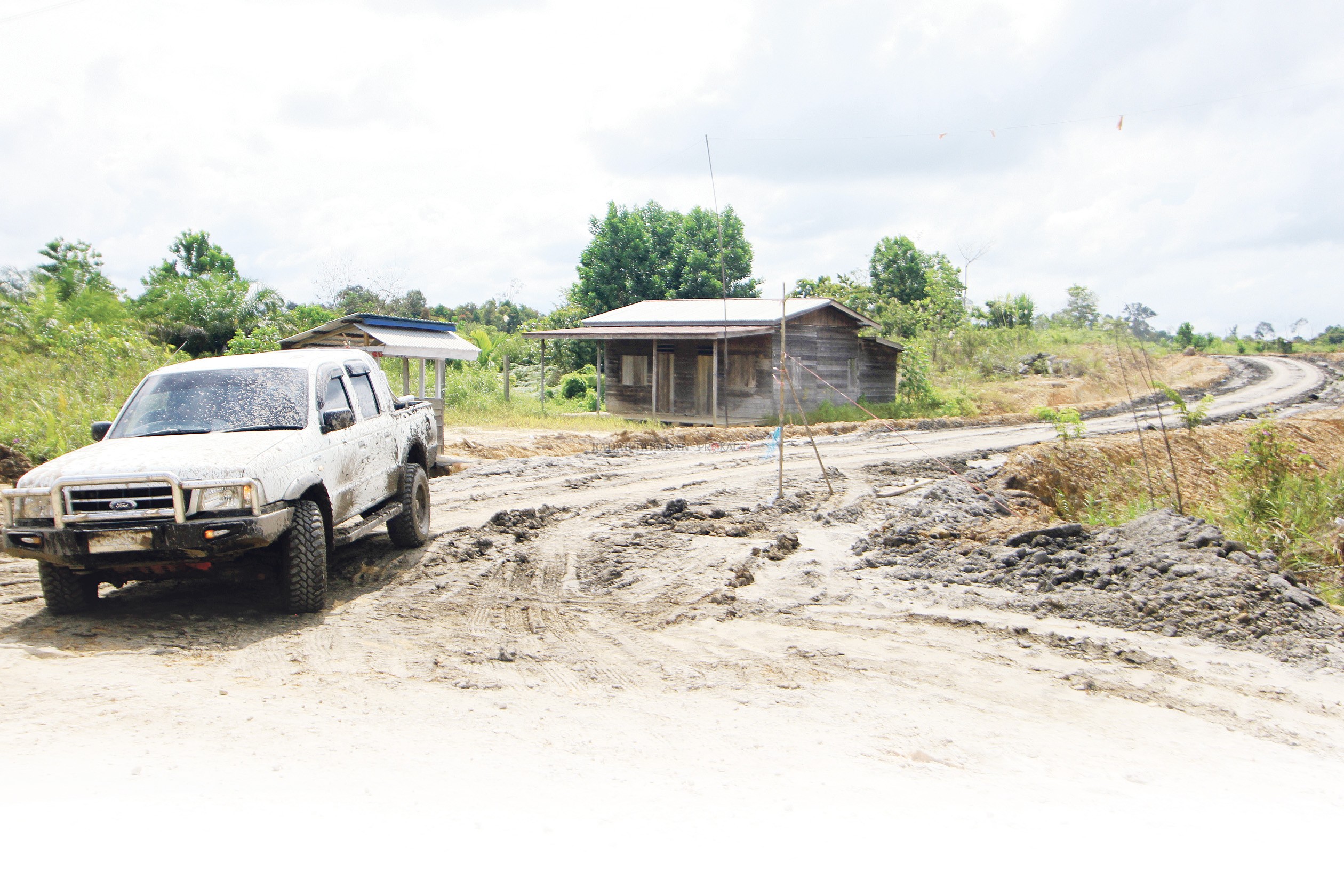 BERANGSUR NORMAL: Jalan utama tambang baru bara PT MJE Plus yang sempat diblokade warga Ardi Mulyo saat ini sudah dibuka.