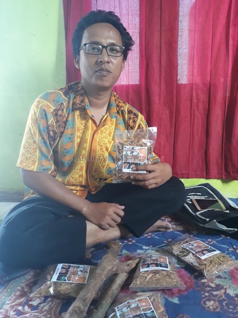 KREATIF: Ridwan Syafrani, pengusaha kreatif akar bajakah akan mengembangkan inovasinya dalam membuat akar bajakah menjadi teh saset. FOTO: DEDI SUHENDRA/RADAR KALTARA