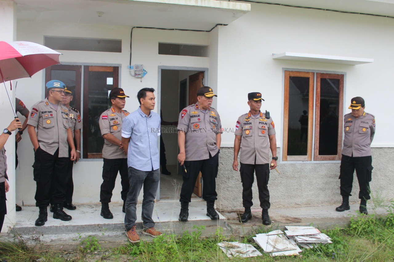 TINJAU LANGSUNG: Kapolda Kaltara Brigjen Indrajit mengunjungi langsung komplek perumahan KPR/anggota Polri Nunukan, di Jalan Sedadap, Nunukan Selatan, Senin (13/1).