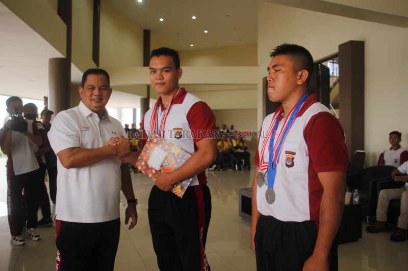 BERI SELAMAT: Kapolda Kaltara Brigjen Pol Indrajit memberikan penghargaan kepada Bripda Rafinaldi Rasidi Kandau atas prestasinya.