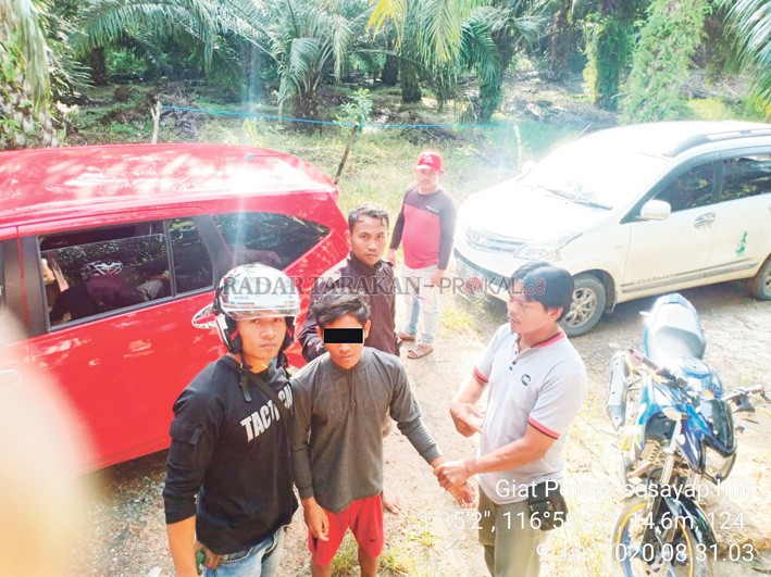AMANKAN: Personel Polsek Sesayap Hilir, berhasil mengamankan dua pelaku pencurian sarang burung walet, Kamis (9/1).