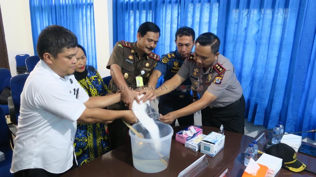 BERANTAS NARKOBA: Sejumlah barang bukti narkoba yang dimusnahkan dengan cara dilarutkan ke dalam air.