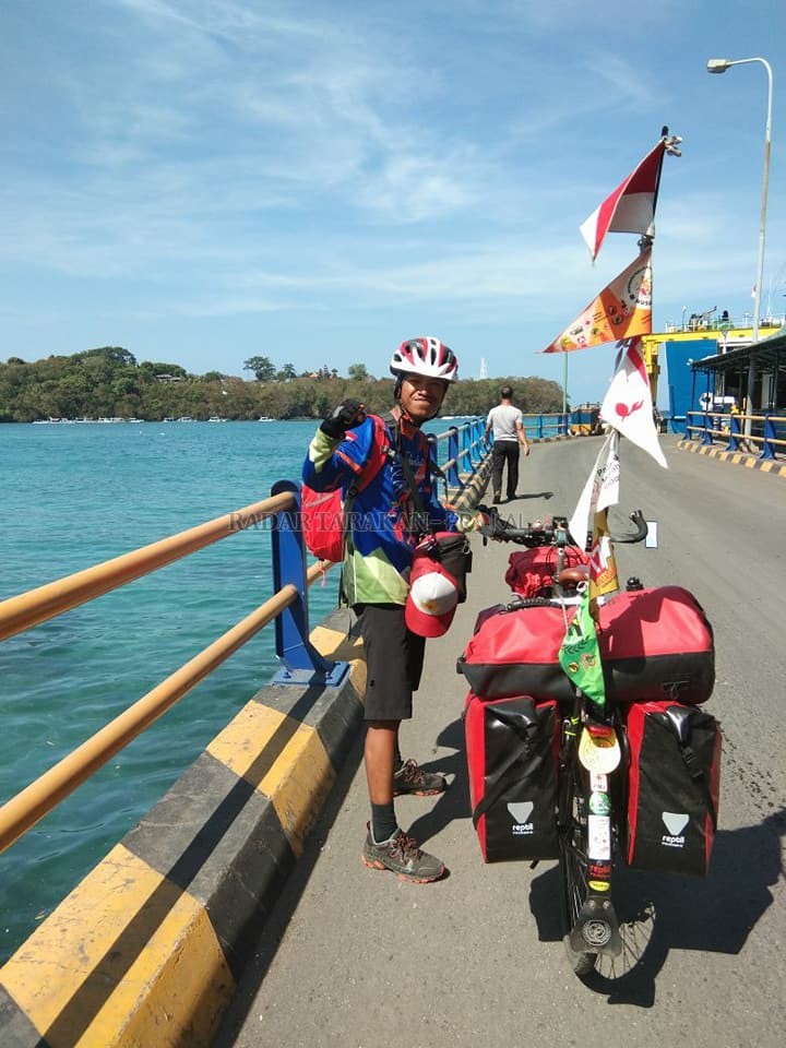 BERPOSE : Mahir si penjelajah nusantara dengan menggunakan sepeda saat berpose. Saat ini ia tinggal menyelesaikan penjelajahan 15 provinsi lagi.