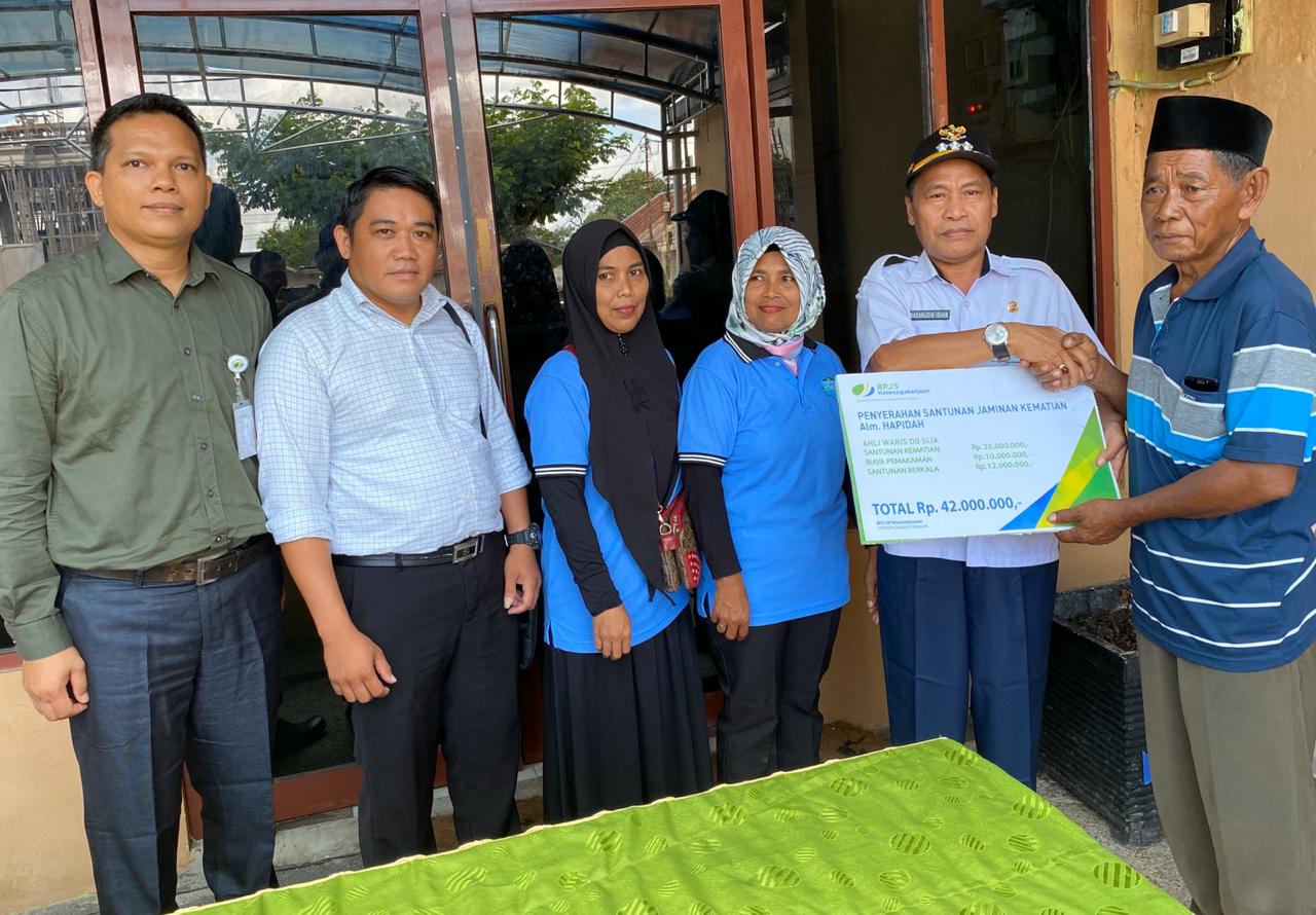 PERLINDUNGAN TENAGA KERJA: Pihak BPJamsostek Kantor Cabang Tarakan menyerahkan santunan kematian kepada ahli waris Alm. Hapidah  yaitu Dg Sija. FOTO: BPJS KETENAGAKERJAAN UNTUK RADAR TARAKAN