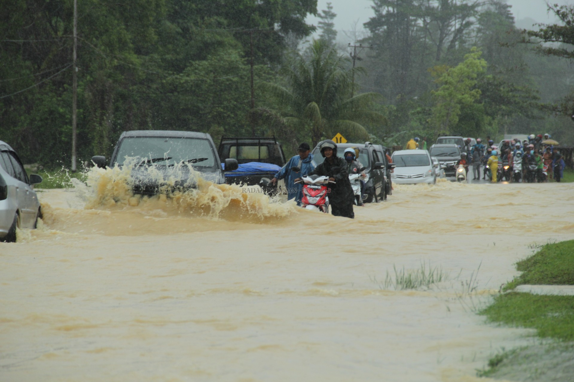 LANGGANAN BANJIR: Banjir setinggi paha orang dewasa depan Markas Batalyon Infanteri Raider 613/RJA, pekan lalu.