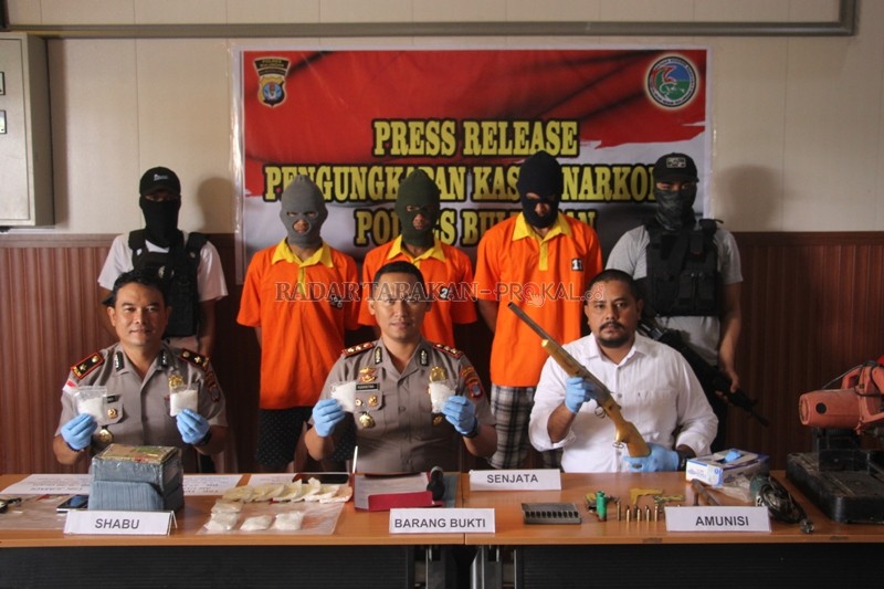 PRESS RELEASE: Kapolres Bulungan AKBP Yudhistira Midyahwan didampingi Waka Polres Bulungan Kompol Roberto Asfrianza dan Kasat Reskoba Polres Bulungan AKP Maulana Aryo Bimo menunjukkan barang bukti sabu dan senjata api yang diamankan.