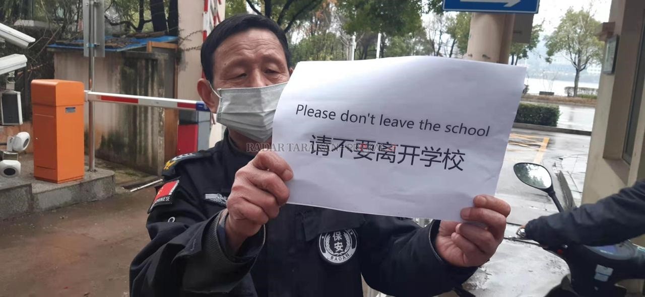 DILARANG KELUAR: Petugas di salah satu asrama mahasiswa asal Indonesia di Wuhan, Tiongkok melarang mahasiswa bepergian keluar.