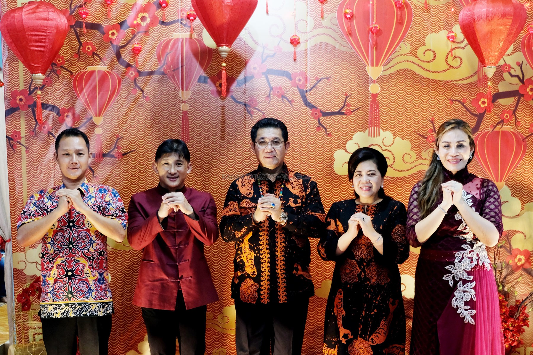 SALAM HARMONIS: Bupati Malinau Dr. Yansen TP, M.Si beserta istri dan Sekda Malinau Dr. Ernes Silvanus, S.Pi, MM saat berfoto bersama dengan keluarga besar Hasen Awang saat silaturahmi Tahun Baru Imlek 2571, Sabtu (25/1).