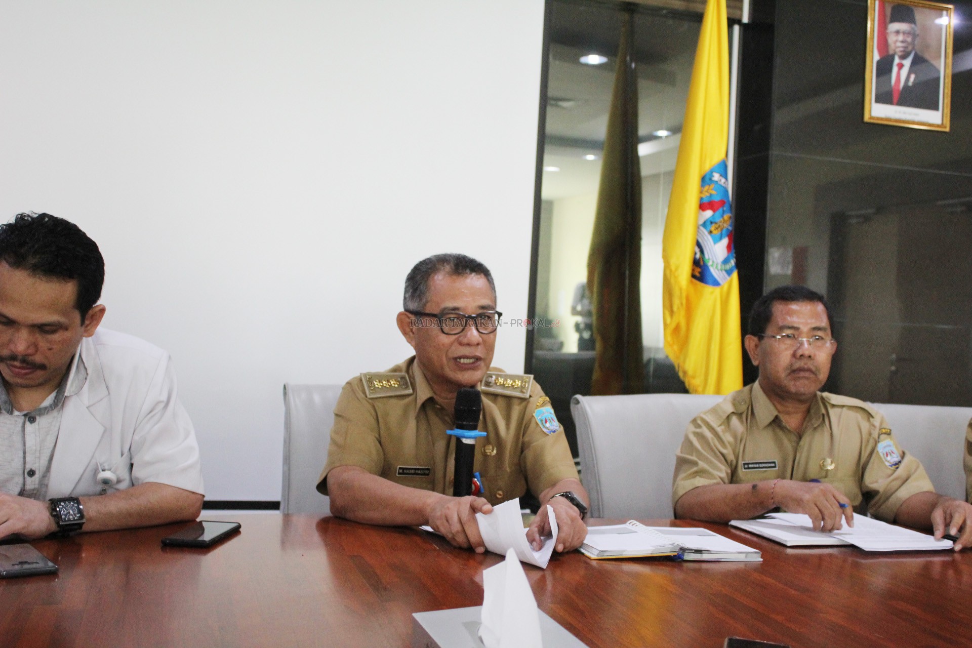 JELASKAN KRONOLOGI: Dirut RSUD Tarakan dr. Hasbi Hasyim (kiri) menjelaskan perihal penanganan seorang pasien yang baru kembali dari Tiongkok, Selasa (28/1).