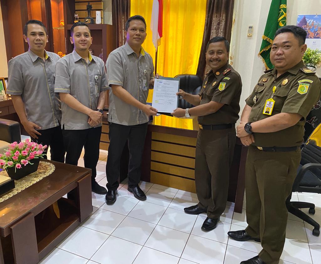 MENYERAHKAN: Kepala Kantor BPJS Ketenagakerjaan Cabang Tarakan Wira Sirait menyerahkan Surat Kuasa Khusus (SKK) kasus tunggakan iuran perusahaan ke Kepala Kejaksaan Negeri Malinau, Jaja Raharja, S.H., M.H., Selasa (28/01). FOTO: BPJS KETENAGAKERJAAN TARAK