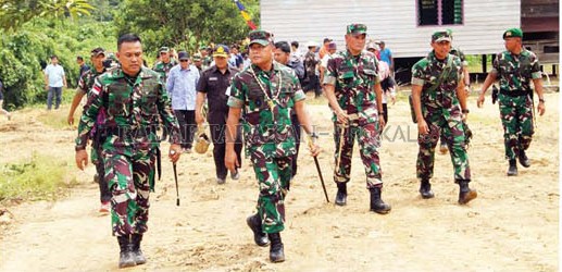 CEK LOKASI: Panglima Komando Daerah Militer VI/Mulawarman, Mayjen TNI Subiyanto dan Komandan Korem 091/Aji Suryanatakesuma, Brigjen TNI Widi Prastijono beserta rombongan saat berkunjung ke Bumi Intimung.
