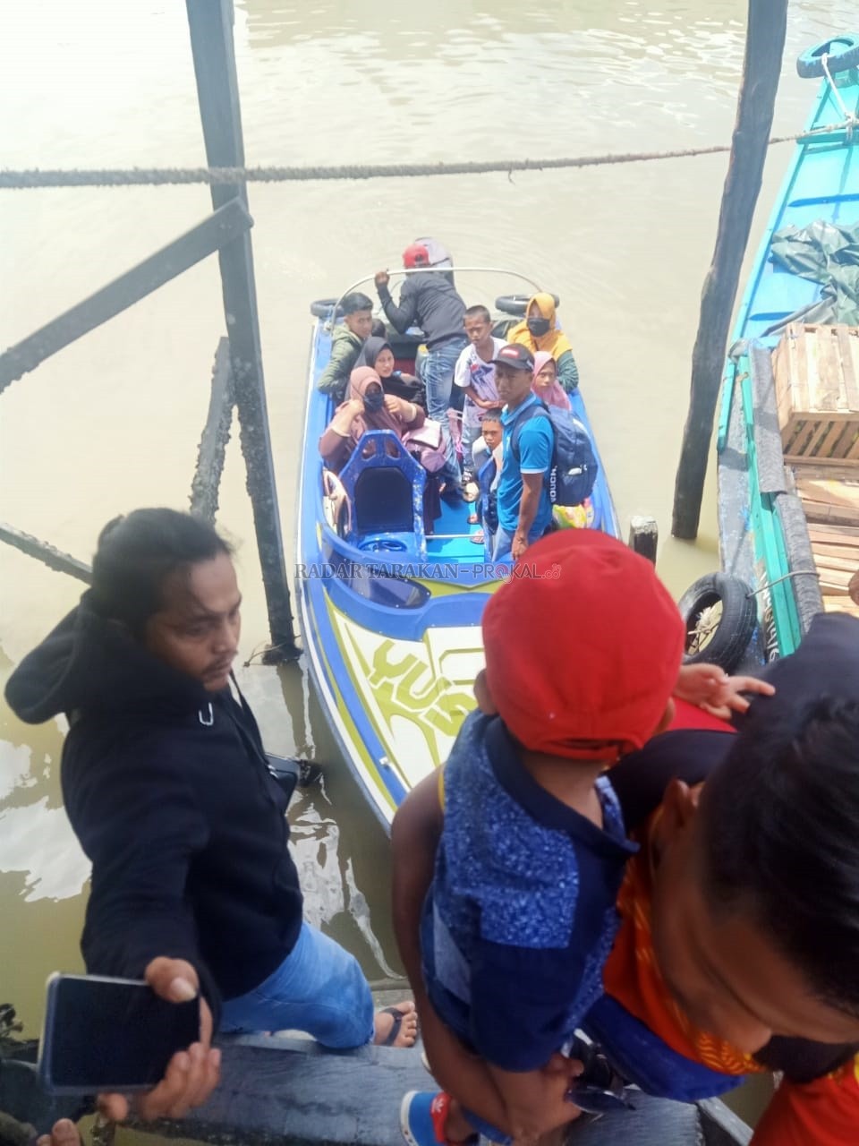 DIAMANKAN: Para WNI yang mencoba secara ilegal ke Malaysia akhirnya kembali ke Indonesia melalui Nunukan, lantaran nakhoda kapal ditahan polisi.