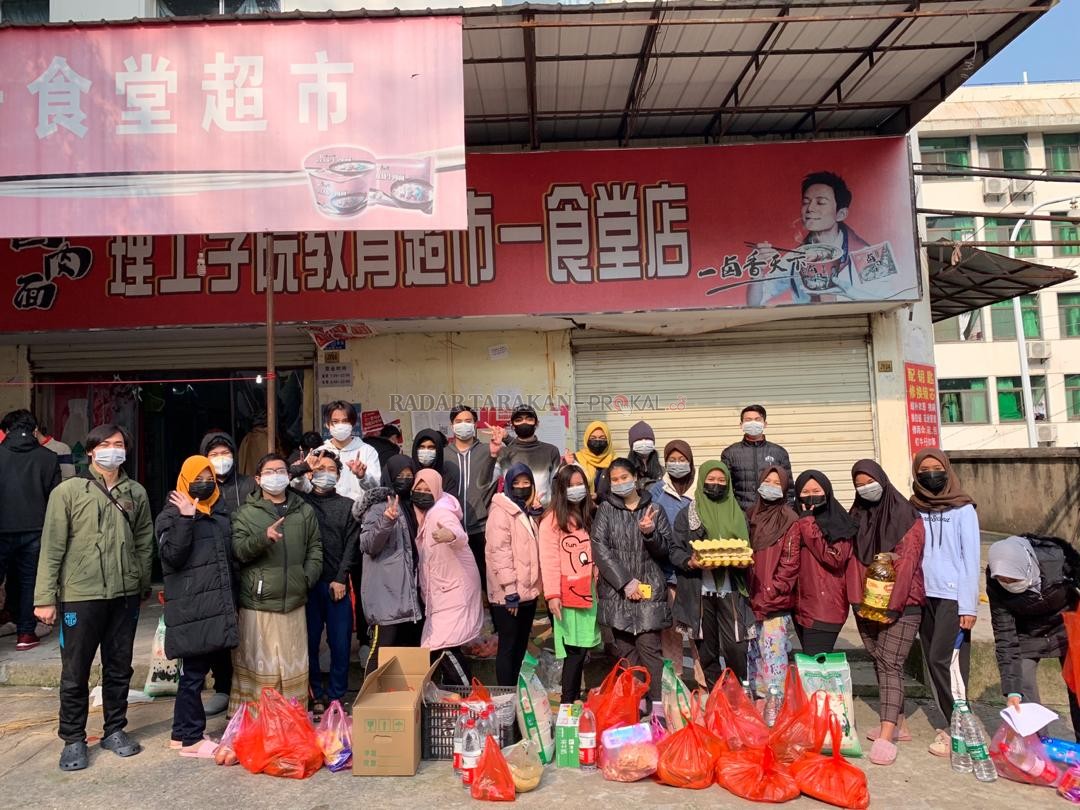 BELI KEPERLUAN LOGISTIK: Sejumlah mahasiswa Indonesia termasuk Kaltara saat membeli bahan-bahan keperluan yang diperlukan, menggunakan dana yang diberikan oleh KBRI di sekitar area kampus Hubei Polytechnic University, Provinsi Hubei, Tiongkok, Rabu (29/1)