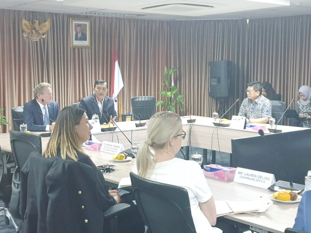 BAHAS INVESTASI: Gubernur Kaltara Dr. H. Irianto Lambrie (kanan) dalam pertemuan dengan Mr Andrew Forrest yang dipimpin Menteri Koordinator Maritim dan Investasi Luhut B Panjaitan di Jakarta, Kamis (30/1).